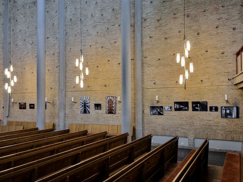 Fotos an Kirchenwand